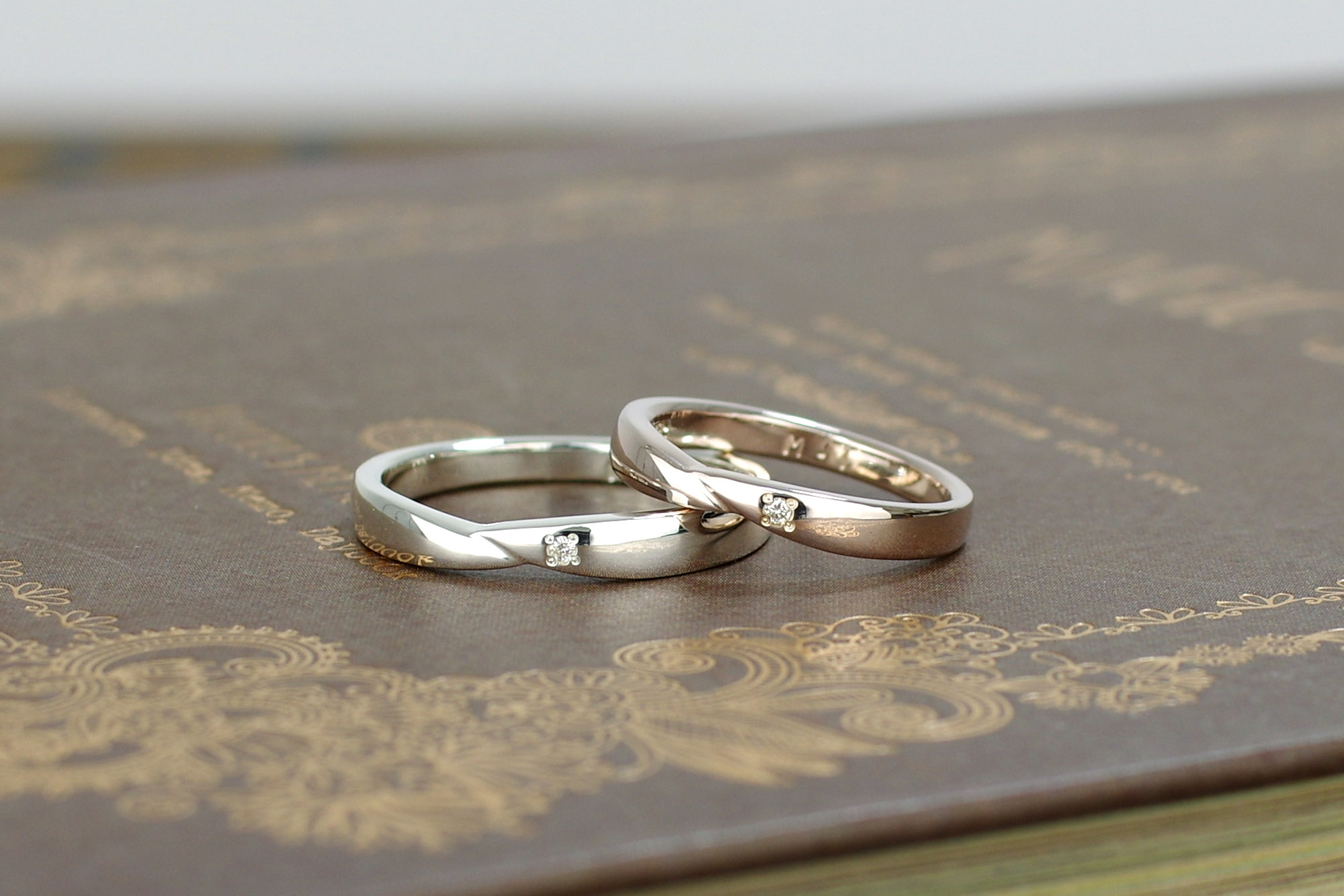 ダイヤモンドを留めたペアリング